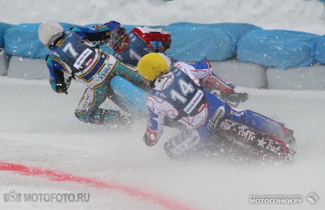 FIM Ice Speedway Gladiators 2015 RD1 Krasnogorsk: 2nd heat - Gunter Bauer & Daniil Ivanov crash sequence FIM Ice Speedway Gladiators 2015 RD1 Krasnogorsk: 2nd heat - Gunter Bauer & Daniil Ivanov crash sequence