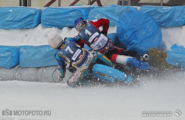 FIM Ice Speedway Gladiators 2015 RD1 Krasnogorsk: 2nd heat - Gunter Bauer & Daniil Ivanov crash sequence FIM Ice Speedway Gladiators 2015 RD1 Krasnogorsk: 2nd heat - Gunter Bauer & Daniil Ivanov crash sequence