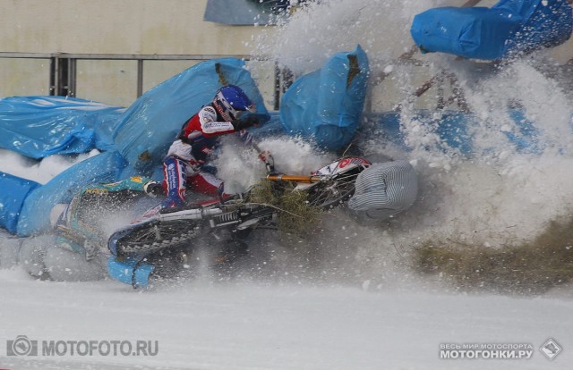 FIM Ice Speedway Gladiators 2015 RD1 Krasnogorsk: 2nd heat - Gunter Bauer & Daniil Ivanov crash sequence FIM Ice Speedway Gladiators 2015 RD1 Krasnogorsk: 2nd heat - Gunter Bauer & Daniil Ivanov crash sequence