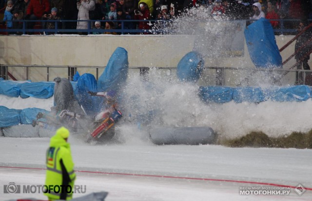 FIM Ice Speedway Gladiators 2015 RD1 Krasnogorsk: 2nd heat - Gunter Bauer & Daniil Ivanov crash sequence FIM Ice Speedway Gladiators 2015 RD1 Krasnogorsk: 2nd heat - Gunter Bauer & Daniil Ivanov crash sequence