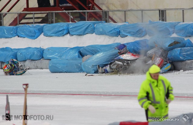 FIM Ice Speedway Gladiators 2015 RD1 Krasnogorsk: 2nd heat - Gunter Bauer & Daniil Ivanov crash sequence FIM Ice Speedway Gladiators 2015 RD1 Krasnogorsk: 2nd heat - Gunter Bauer & Daniil Ivanov crash sequence