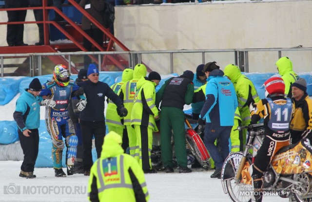 FIM Ice Speedway Gladiators 2015 RD1 Krasnogorsk: 2nd heat - Gunter Bauer & Daniil Ivanov crash sequence FIM Ice Speedway Gladiators 2015 RD1 Krasnogorsk: 2nd heat - Gunter Bauer & Daniil Ivanov crash sequence
