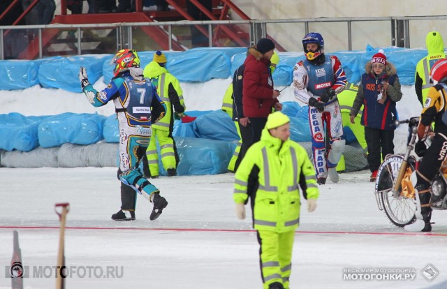 FIM Ice Speedway Gladiators 2015 RD1 Krasnogorsk: 2nd heat - Gunter Bauer & Daniil Ivanov crash sequence FIM Ice Speedway Gladiators 2015 RD1 Krasnogorsk: 2nd heat - Gunter Bauer & Daniil Ivanov crash sequence