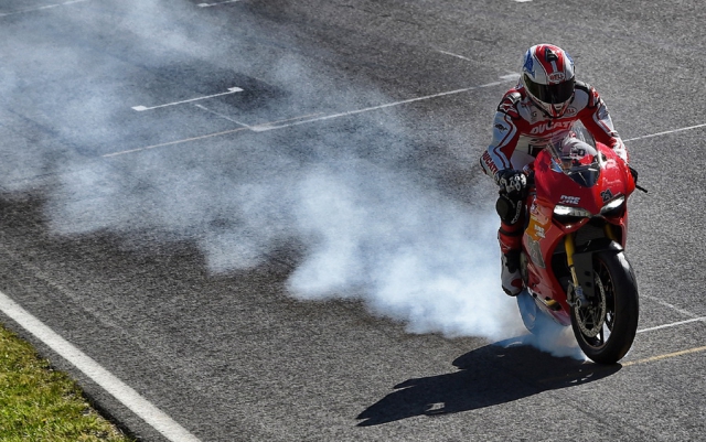 Трой Бейлисс объяснил, как делать front wheel burn-out Трой Бейлисс объяснил, как делать front wheel burn-out