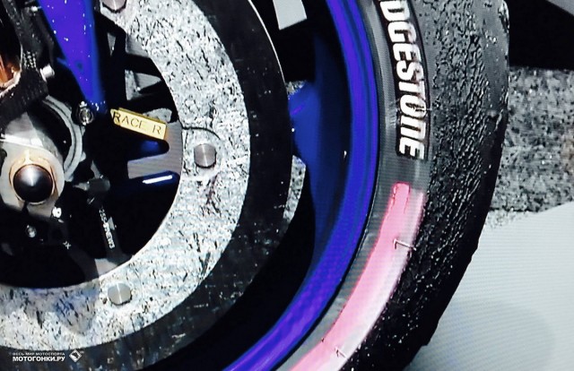 MotoGP 2015 Americas GP 2st Round: покрышка Hard переднего колеса Yamaha M1 Валентино Росси после финиша MotoGP 2015 Americas GP 2st Round: покрышка Hard переднего колеса Yamaha M1 Валентино Росси после финиша