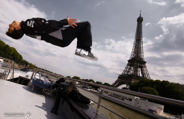 #FrenchGP: Жоан Зарко исполнил свое знаменитое сальто для фотографов на фоне Эйфелевой Башни, но не на берегу, а прямо на речном трамвайчике #FrenchGP: Жоан Зарко исполнил свое знаменитое сальто для фотографов на фоне Эйфелевой Башни, но не на берегу, а прямо на речном трамвайчике