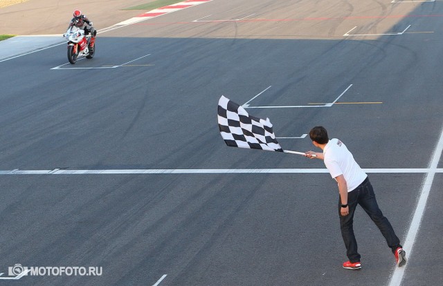 TrackRaceDays TRD Endurance (1 этап) - победитель гонки - Кирилл Кружков из команды BPS1 пересекает финиш TrackRaceDays TRD Endurance (1 этап) - победитель гонки - Кирилл Кружков из команды BPS1 пересекает финиш