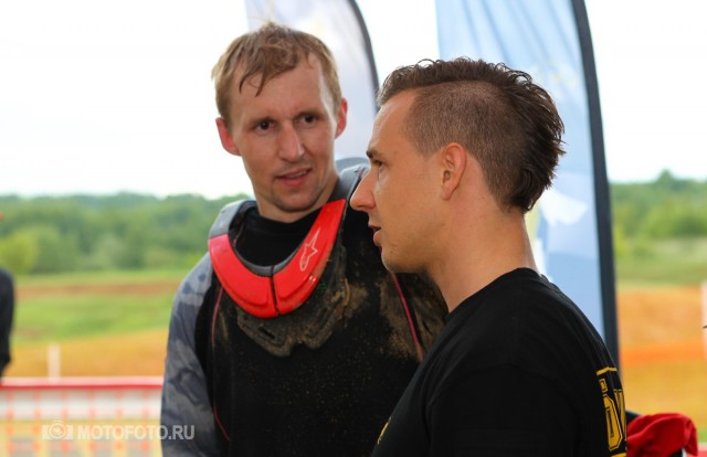 Ohlins MX Test Days Moscow 2015: инженер Ohlins Racing Кристофер Нильсон общается с участниками тестов Ohlins MX Test Days Moscow 2015: инженер Ohlins Racing Кристофер Нильсон общается с участниками тестов