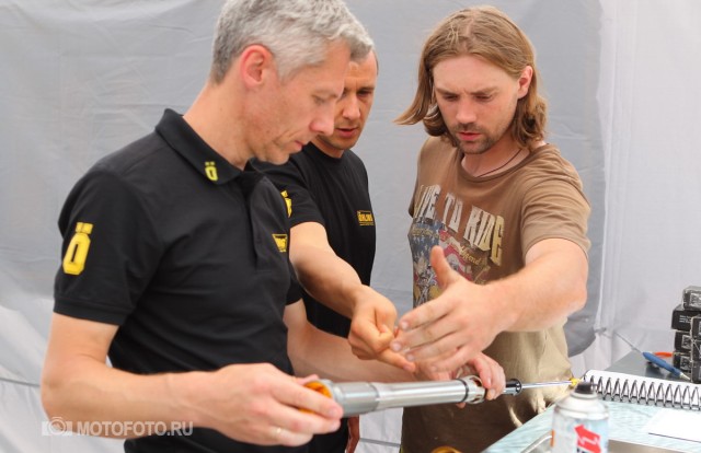 Ohlins MX Test Days Moscow 2015: ведущий специалист Московской Лаборатории Ohlins Андрей Иванов, эксперт Дмитрий Паршин и инженер Ohlins Racing Кристофер Нильсон (в центре) Ohlins MX Test Days Moscow 2015: ведущий специалист Московской Лаборатории Ohlins Андрей Иванов, эксперт Дмитрий Паршин и инженер Ohlins Racing Кристофер Нильсон (в центре)