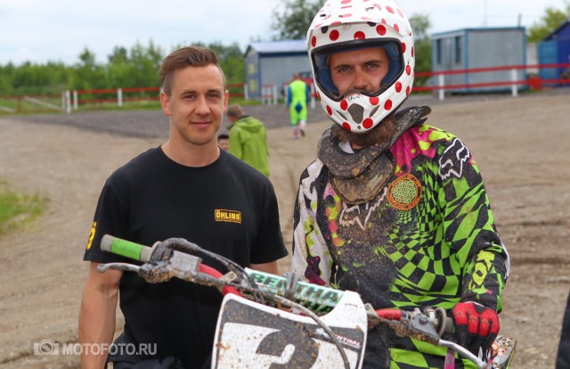 Ohlins MX Test Days Moscow 2015: инженер Ohlins Racing MX Кристофер Нильсон работает с участниками тестов Ohlins MX Test Days Moscow 2015: инженер Ohlins Racing MX Кристофер Нильсон работает с участниками тестов
