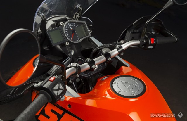 Тест-драйв KTM 1050 Adventure (2015): кокпит мотоцикла полностью копирует 1190, но в деталях есть различия - руль пониже и пошире, например Тест-драйв KTM 1050 Adventure (2015): кокпит мотоцикла полностью копирует 1190, но в деталях есть различия - руль пониже и пошире, например