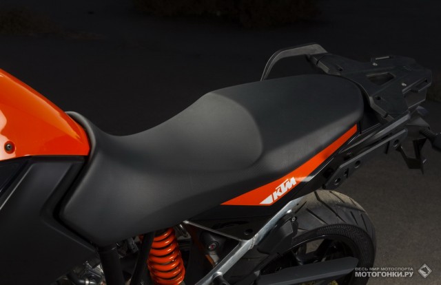 Тест-драйв KTM 1050 Adventure (2015): сиденье ниже на 10 мм и не имеет такой значительной боковой поддержки, как у Super Adventure и 1190 Тест-драйв KTM 1050 Adventure (2015): сиденье ниже на 10 мм и не имеет такой значительной боковой поддержки, как у Super Adventure и 1190