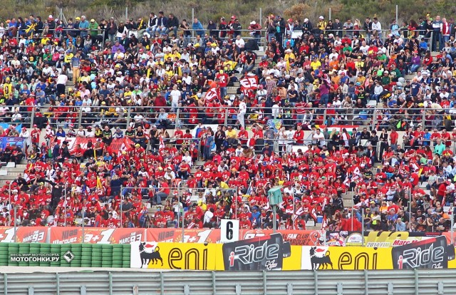 MotoGP - Grand Prix of Valencia, Ricardo Tormo: трибуна Маркеса MotoGP - Grand Prix of Valencia, Ricardo Tormo: трибуна Маркеса