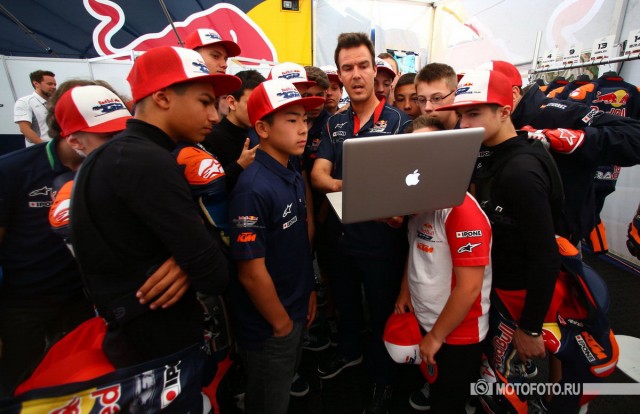 Дани Рибальта - тренер по технике пилотирования в MotoGP Red Bull Rookies Cup на брифинге Дани Рибальта - тренер по технике пилотирования в MotoGP Red Bull Rookies Cup на брифинге