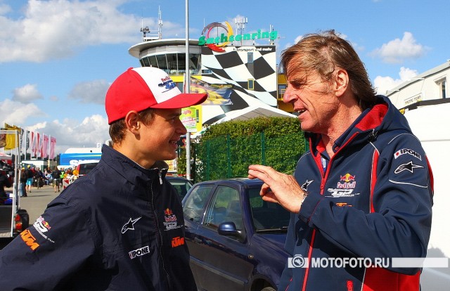 Special - MotoGP Red Bull Rookies Cup: Макар общается со своим тренером Агустом Авингером, пилотом Гран-При из 70-х Special - MotoGP Red Bull Rookies Cup: Макар общается со своим тренером Агустом Авингером, пилотом Гран-При из 70-х