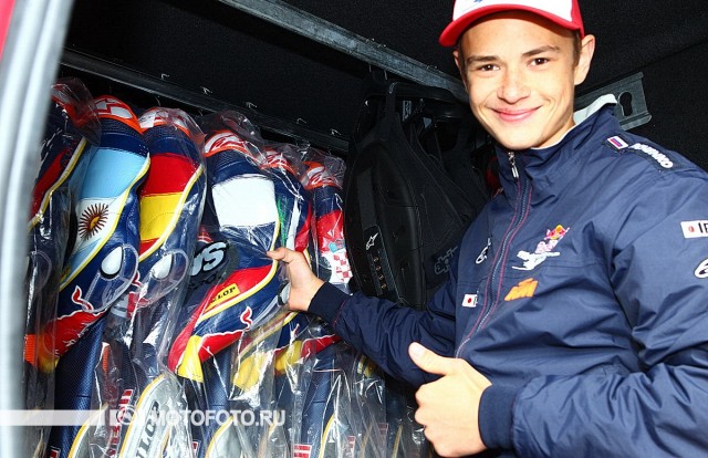 MotoGP Red Bull Rookies Cup: Макар демонстрирует набор запасной экипировки Alpinestars MotoGP Red Bull Rookies Cup: Макар демонстрирует набор запасной экипировки Alpinestars