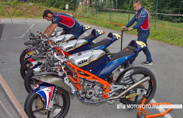 Мотоциклы KTM RC250R в версии для MotoGP Red Bull Rookies Cup - у всех одинаковые, мощность мотора 49,9 л.с. Мотоциклы KTM RC250R в версии для MotoGP Red Bull Rookies Cup - у всех одинаковые, мощность мотора 49,9 л.с.