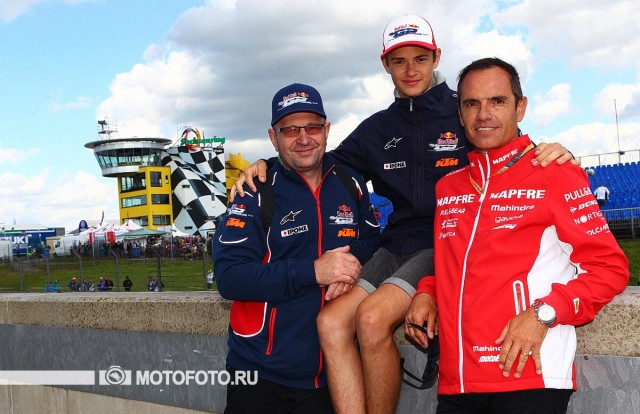 MotoGP Red Bull Rookies Cup: Макар Юрченко со своим отцом и менеджером, Борисом, а также менеджером Ксавье Бернатом на пит-лейне Sachsenring Circuit MotoGP Red Bull Rookies Cup: Макар Юрченко со своим отцом и менеджером, Борисом, а также менеджером Ксавье Бернатом на пит-лейне Sachsenring Circuit