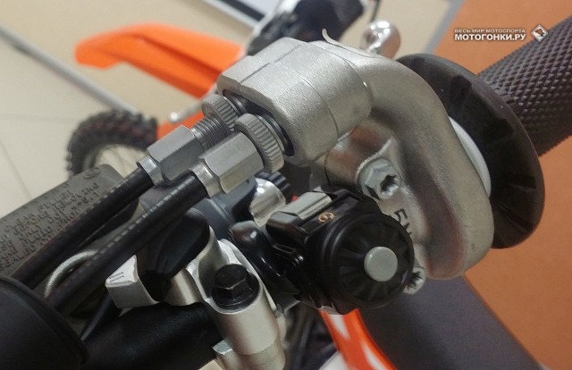 KTM 250 SX-F, KTM 350 SX-F & KTM 450 SX-F - новый тип регулировки и крепления троса газа KTM 250 SX-F, KTM 350 SX-F & KTM 450 SX-F - новый тип регулировки и крепления троса газа