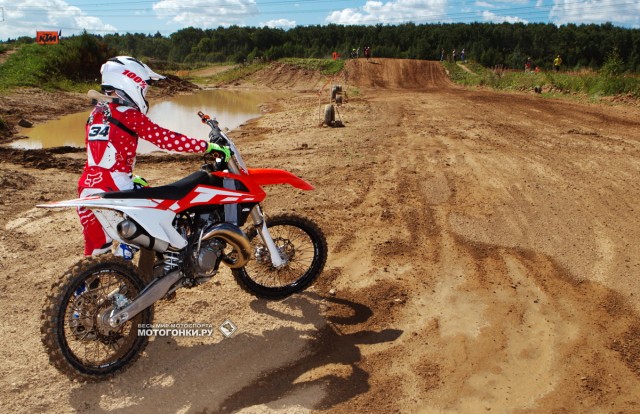 Единственное, что действительно быстро кончалось на тестах KTM 250 SX-F, KTM 350 SX-F & KTM 450 SX-F 2016 года - бензин... Единственное, что действительно быстро кончалось на тестах KTM 250 SX-F, KTM 350 SX-F & KTM 450 SX-F 2016 года - бензин...