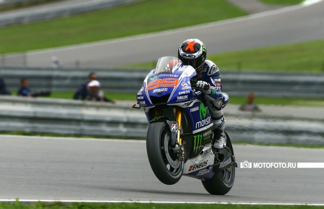 MotoGP 2014 Czech GP: Хорхе Лоренцо (Yamaha Factory) на взлетной обратной прямой, ведущей к 13-му повороту MotoGP 2014 Czech GP: Хорхе Лоренцо (Yamaha Factory) на взлетной обратной прямой, ведущей к 13-му повороту