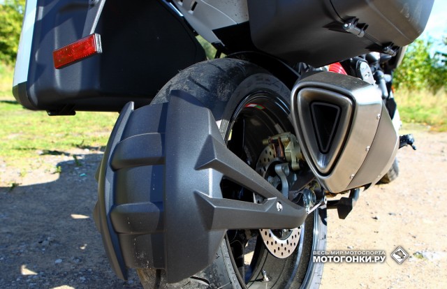Тест-драйв APRILIA Caponord 1200 Travel: модный щит на заднем колесе - не только элемент дизайна, но и защита от гравия для едущего следом Тест-драйв APRILIA Caponord 1200 Travel: модный щит на заднем колесе - не только элемент дизайна, но и защита от гравия для едущего следом