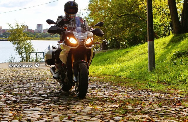 Тест-драйв APRILIA Caponord 1200 Travel: тест на старинной брусчатке - идеальная проверка работы динамического контроля подвески aDD. Все ровно, хоть стакан с водой ставь для теста! Тест-драйв APRILIA Caponord 1200 Travel: тест на старинной брусчатке - идеальная проверка работы динамического контроля подвески aDD. Все ровно, хоть стакан с водой ставь для теста!