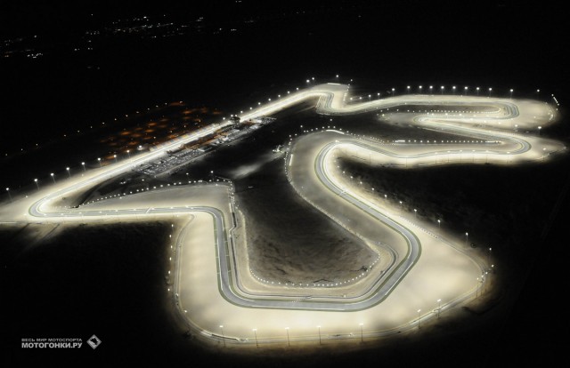 Вид на ночной Losail International Circuit с вертолета Вид на ночной Losail International Circuit с вертолета