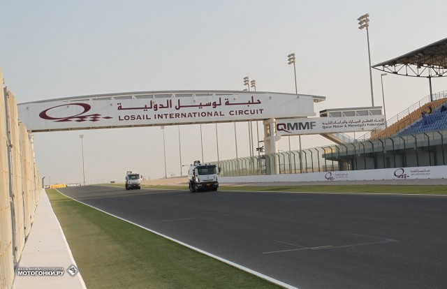 Losail International Circuit: уборка трассы от песка осуществляется каждый час Losail International Circuit: уборка трассы от песка осуществляется каждый час