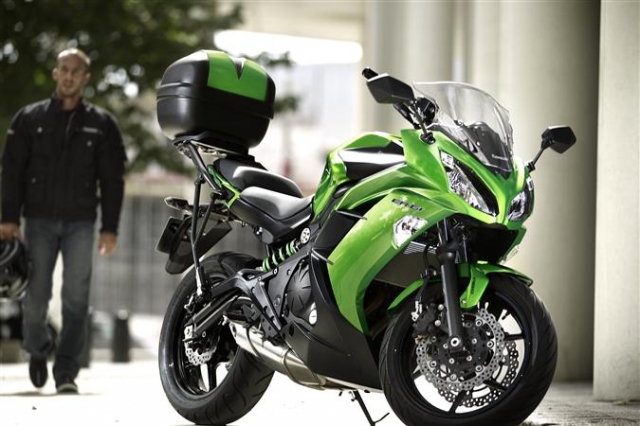 Распродажа новых мотоциклов 2015 г.в.: Kawasaki ER-6F - 524 тыс. руб title=