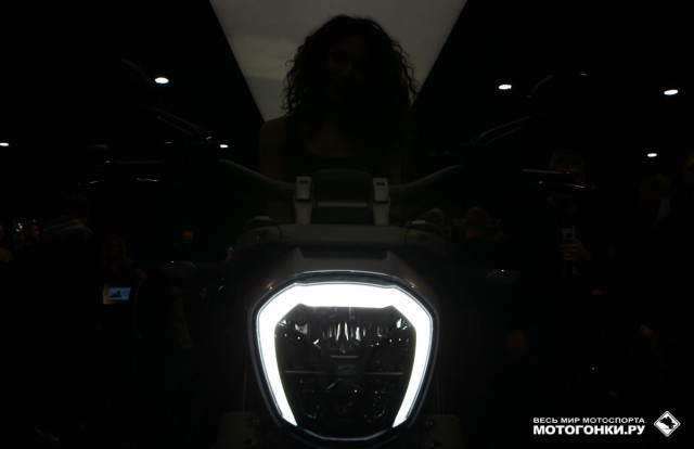 EICMA-2015: Картинки с выставки - Ducati XDIAVEL - демонстрация работы функции дневного света фар EICMA-2015: Картинки с выставки - Ducati XDIAVEL - демонстрация работы функции дневного света фар