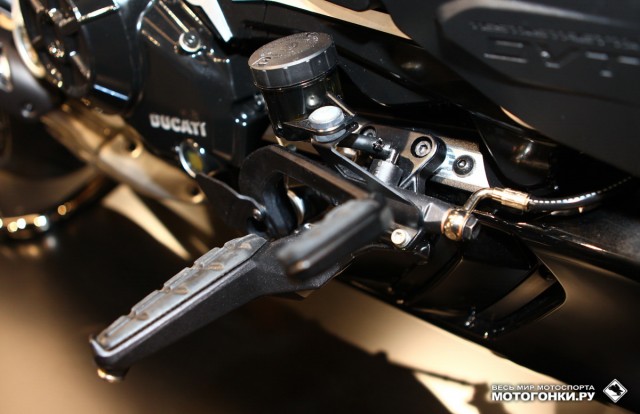 EICMA-2015: Картинки с выставки - Ducati XDIAVEL - крепление подножек с ходом 4 см для регулировки выноса EICMA-2015: Картинки с выставки - Ducati XDIAVEL - крепление подножек с ходом 4 см для регулировки выноса