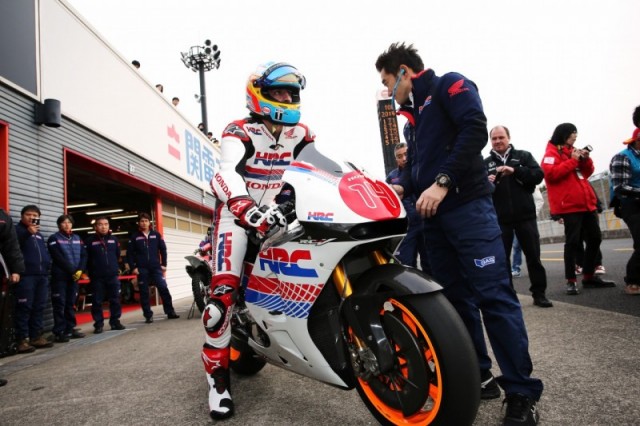Honda Racing Thanks Days 2015: пилот Формулы-1 Фернандо Алонсо впервые в жизни пробует прототип MotoGP Honda RC213V Honda Racing Thanks Days 2015: пилот Формулы-1 Фернандо Алонсо впервые в жизни пробует прототип MotoGP Honda RC213V