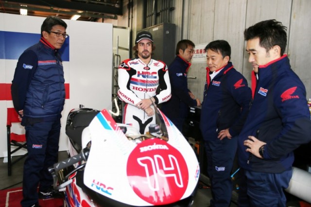Honda Racing Thanks Days 2015: пилот Формулы-1 Фернандо Алонсо впервые в жизни пробует прототип MotoGP Honda RC213V Honda Racing Thanks Days 2015: пилот Формулы-1 Фернандо Алонсо впервые в жизни пробует прототип MotoGP Honda RC213V