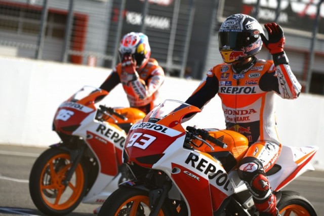 Honda Racing Thanks Days 2015: Маркес и Педроса по-братски пропустили соперников увеселительной гонки Honda CBR250 Dream Cup вперед на стартовой решетке Honda Racing Thanks Days 2015: Маркес и Педроса по-братски пропустили соперников увеселительной гонки Honda CBR250 Dream Cup вперед на стартовой решетке
