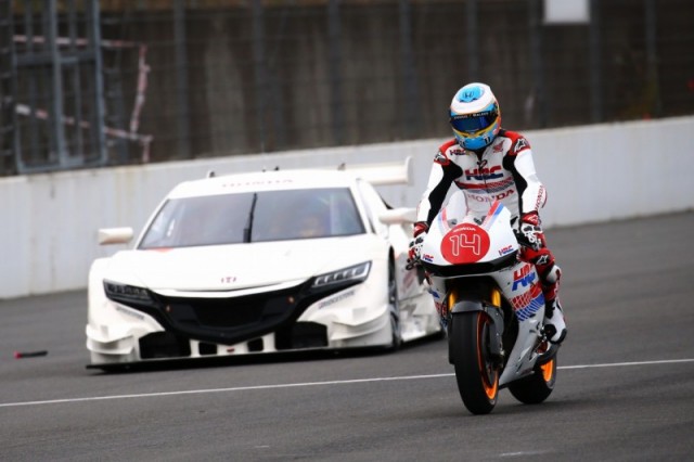 Honda Racing Thanks Days 2015: Маркес пересел за руль Honda NSX, а Алонсо - в седло Honda RC213V Honda Racing Thanks Days 2015: Маркес пересел за руль Honda NSX, а Алонсо - в седло Honda RC213V