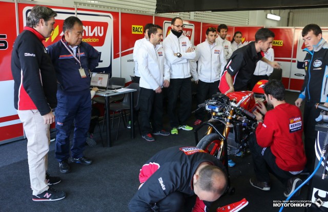 Выпускной экзамен в Monlau Repsol Technical School 2015: вице-президент HRC Сухей Накамото лично инспектирует выпускной экзамен - как там студенты с его Honda NSF250R обращаются? Выпускной экзамен в Monlau Repsol Technical School 2015: вице-президент HRC Сухей Накамото лично инспектирует выпускной экзамен - как там студенты с его Honda NSF250R обращаются?