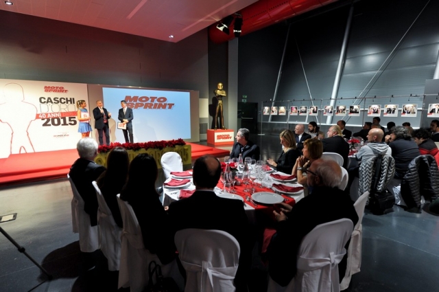 MotoGP: Валентино Росси, Фаусто Грезини, Aprilia и Ducati получили Золотые Шлемы title=