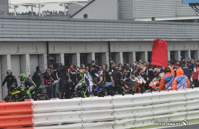 MotoGP 2015 British GP 12th Round: хаос на пит-лейне после начала дождя MotoGP 2015 British GP 12th Round: хаос на пит-лейне после начала дождя