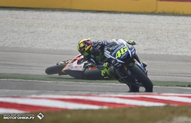 MotoGP 2015 Malaysian GP 17 Round: инцидент Валентино Росси и Марка Маркеса по кадрам MotoGP 2015 Malaysian GP 17 Round: инцидент Валентино Росси и Марка Маркеса по кадрам