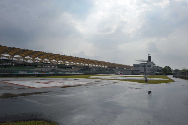 MotoGP: Воскресный дождь прервал работу тест-пилотов в Сепанге title=