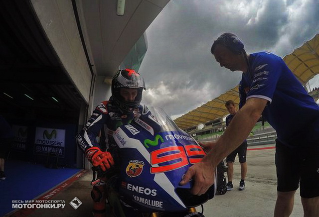 MotoGP: Дождливая среда - Yamaha лидирует, Стоунер - 4-й! title=