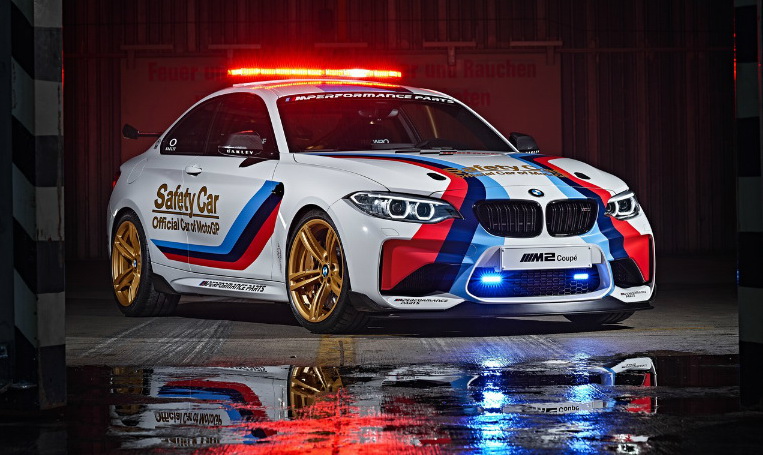 Видео: BMW M2 Coupe поступил на вооружение флота безопасности MotoGP title=