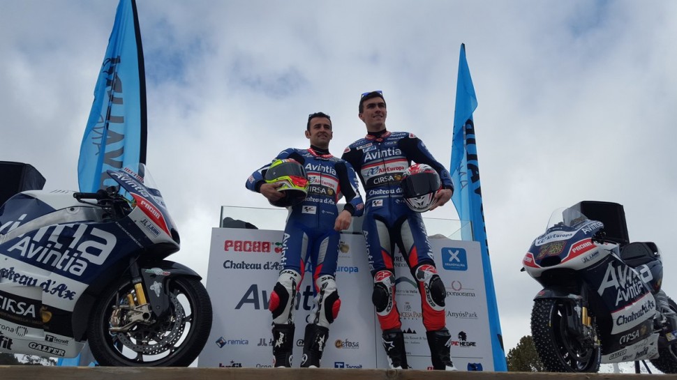 MotoGP: Пилоты Avintia Ducati прохватили по замерзшему озеру на Desmosedici title=