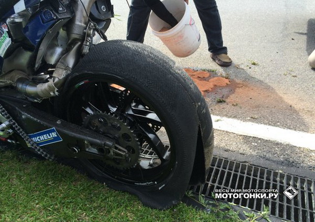 MotoGP: В Michelin назвали причину взрыва покрышки в Сепанге title=