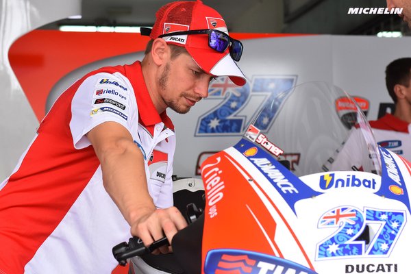 MotoGP: Кейси Стоунера прокатили с тестами в Катаре title=