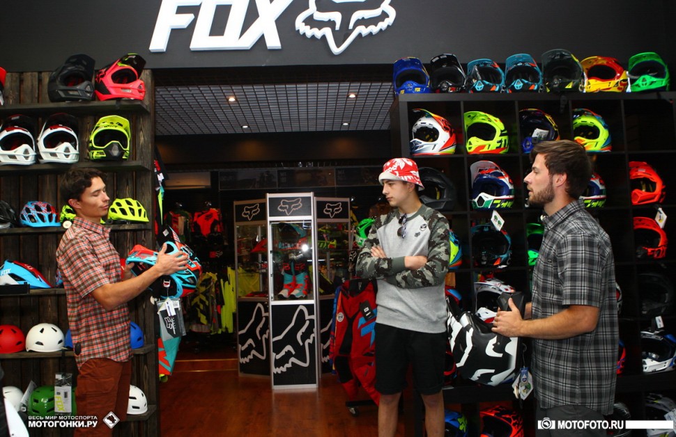 FOX Army: Downhill meets Freestyle Motorcross - Николай Пухирь объясняет разницу между кроссовыми и шлемами для даунхилл FOX Army: Downhill meets Freestyle Motorcross - Николай Пухирь объясняет разницу между кроссовыми и шлемами для даунхилл