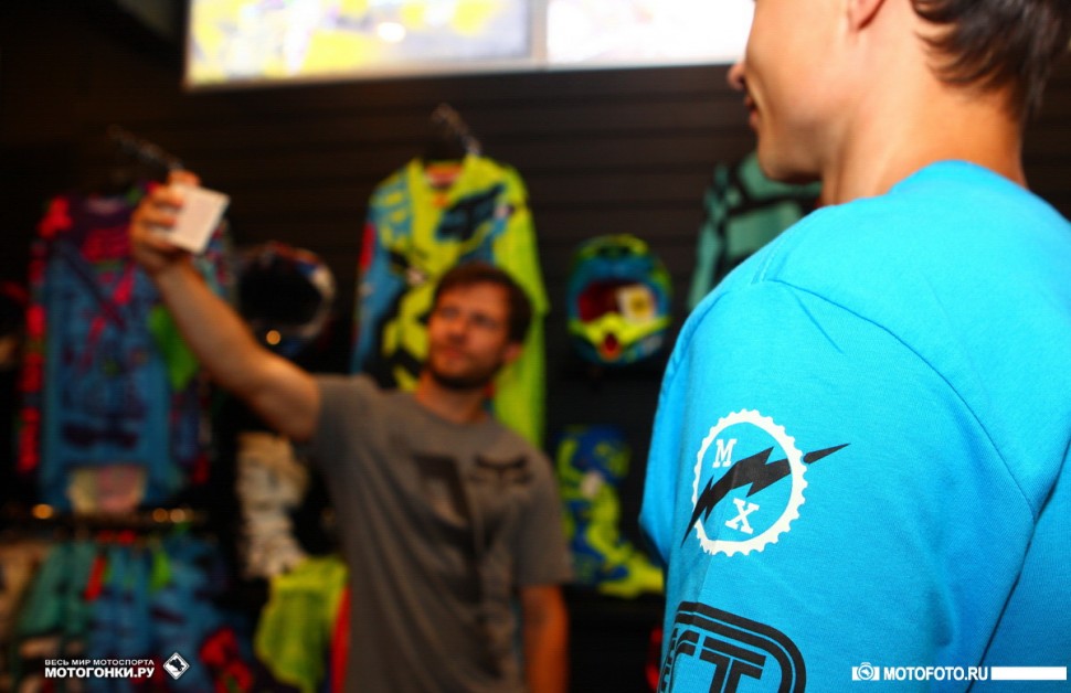 FOX Army: Downhill meets Freestyle Motorcross - селфи на фоне новой коллекции FOX. Голубая футболка Team Fox Tee FOX Army: Downhill meets Freestyle Motorcross - селфи на фоне новой коллекции FOX. Голубая футболка Team Fox Tee