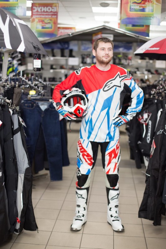 Шлем Lazer MX8 Geotech Pure Carbon, мотоботы Alpinestars Tech 8 RS и джерси со штанами модели Alpinestars Tech Star. Шлем Lazer MX8 Geotech Pure Carbon, мотоботы Alpinestars Tech 8 RS и джерси со штанами модели Alpinestars Tech Star.