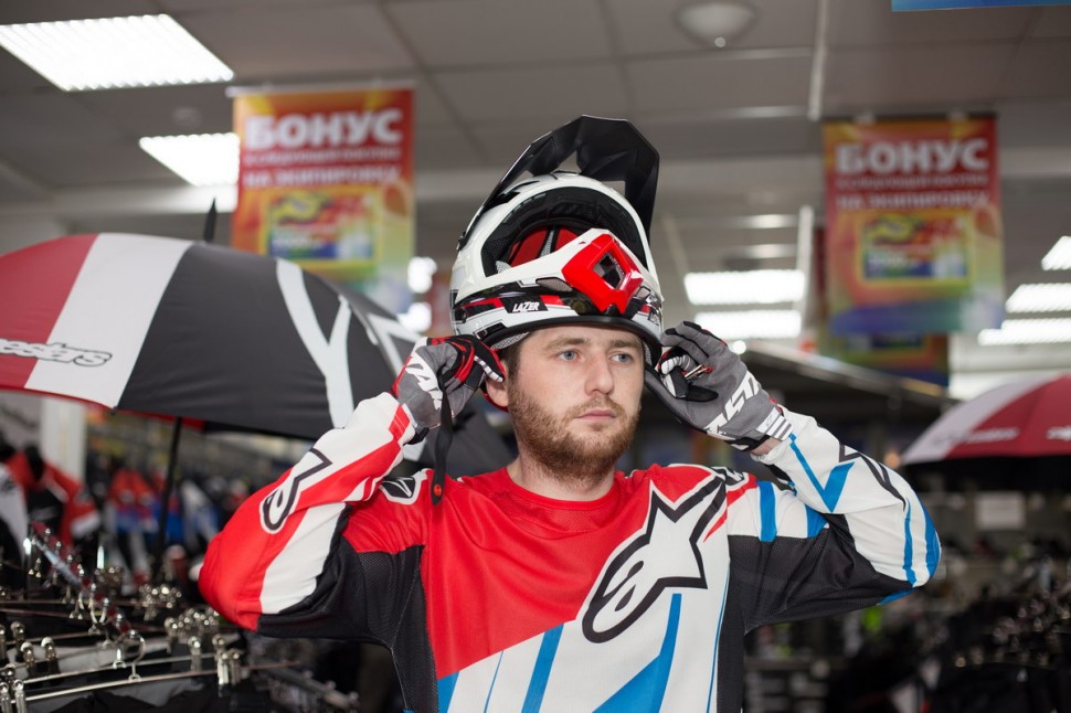 Шлем Lazer MX8 Geotech Pure Carbon, мотоботы Alpinestars Tech 8 RS и джерси со штанами модели Alpinestars Tech Star. Шлем Lazer MX8 Geotech Pure Carbon, мотоботы Alpinestars Tech 8 RS и джерси со штанами модели Alpinestars Tech Star.